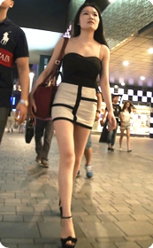 性感短裙裹胸美女大半夜的出来勾人男人