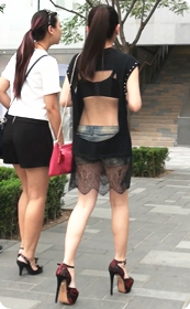 我也是醉了,美女你还不如光身子呢,给老公带绿帽也不用这样吧