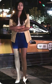 短裙美女独自一人寂寞的路边等待