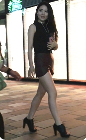 超有气质的皮质小热裤美女