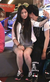 好可爱的大眼睛短裙美女