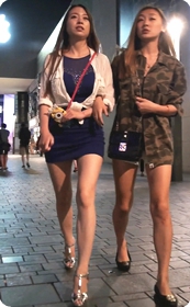 街拍确实不错的短裙圆臀少妇