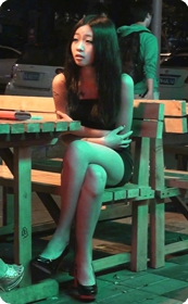 夜店美女出来在夜宵摊秀美腿