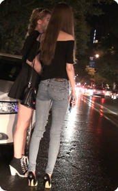 美女少妇紧身牛仔裤真的是性感到爆了