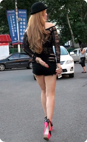 美女一件衣服到处露肉,直接裸着出门多省事不用穿了