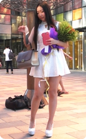 美女太漂亮走了一路都是在被邀请拍照片