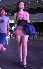 街拍紧身翘臀气质少妇,如羞答答的玫瑰