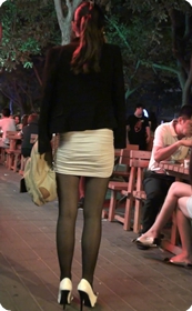 戴个眼镜应该清纯才对,穿个黑丝勾引人算什么