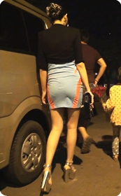 气质的短裙少妇,被男人带回家了