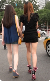 俏丽性感美腿美女急急忙忙赶着去干嘛