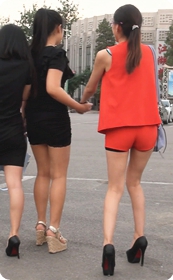 美女是要被小姐妹拉去一起做什么坏事一直不肯走