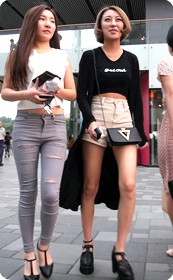 街拍极品紧身牛仔美女,心随你动