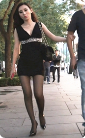 低胸装性感短裙黑丝少妇