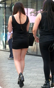 美女也真的是敢穿这么开放胸都露了一半在外面了