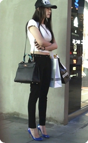 大胸美女手臂都可以直接放在胸下了,这是要跟干爹去开房吗