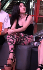 火辣的身材,紧绷的牛仔