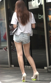 高挑性感身姿小热裤美眉