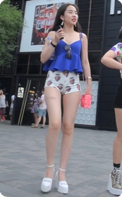 穿这么紧的热裤,生怕别人看不见你的翘臀吗?