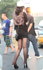 身材超赞的极品短裙黑丝袜美女少妇