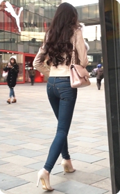 在逛商场的性感翘臀牛仔裤美女