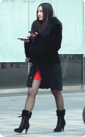 聊电话有说有笑的黑丝小美女