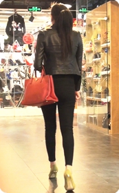 街拍爱穿紧身牛仔的少妇