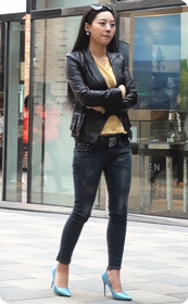 街拍高挑紧身,牛仔裤美女性感大方
