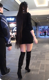 街拍高跟长筒靴黑丝短裙少妇