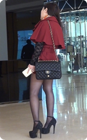 黑丝美女在商场里等人带走