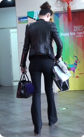 街拍性感翘臀紧身黑裤少妇