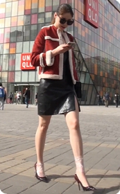 一路有人问要电话的短裙美女