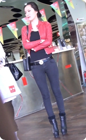街拍气质牛仔紧身少妇