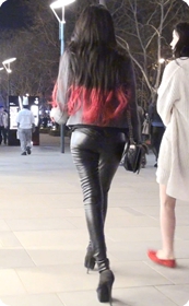 高挑美女紧身皮裤好性感啊