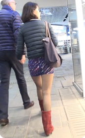 街拍黑丝少妇和老外在逛街