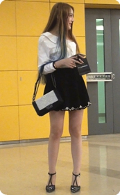 大眼睛短裙美眉特别惹人喜爱