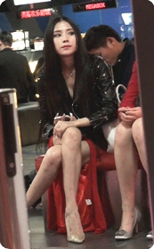 坐姿非常性感的极品美艳性感少妇