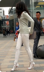 街拍十分性感的白色紧身牛仔裤美女