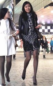 街拍黑丝短裙少妇逛街中