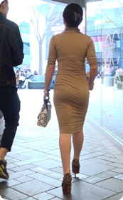 前凸后翘的丰满身材少妇,好妩媚