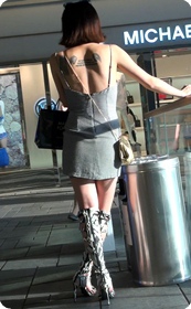 性感美女就连吸烟的样子都很迷人