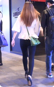 身材不错的黑色紧身裤少妇