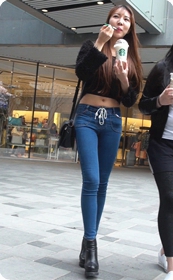 街拍圆润翘臀牛仔紧身裤美女