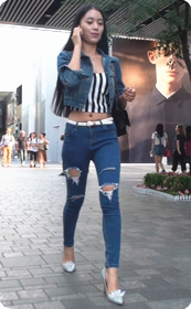 非常漂亮的紧身牛仔裤美女