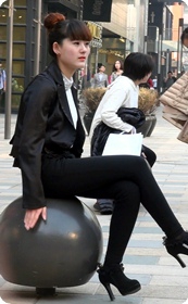 街拍裙子很短的大屁股美女