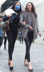 身材相貌都超赞的两位美女你喜欢哪个