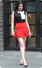 大长腿模特在广场上摆姿势拍照