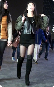 黑丝短裙小美眉一直在玩手机约什么呢