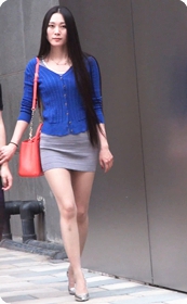 街拍长腿紧身短裙,翘臀气质少妇
