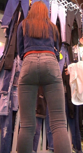 商场紧牛宽臀长发美女