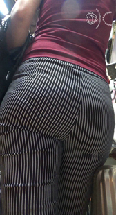 紧身条纹黑裤丰臀美女